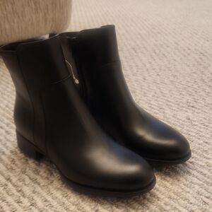 La CANADIENNE Sleek Black Ankle Booties Size 6